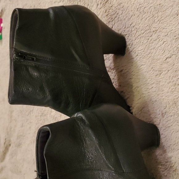 Clarks Sz 9.5 Wide Black Booties - Picture 2 of 10